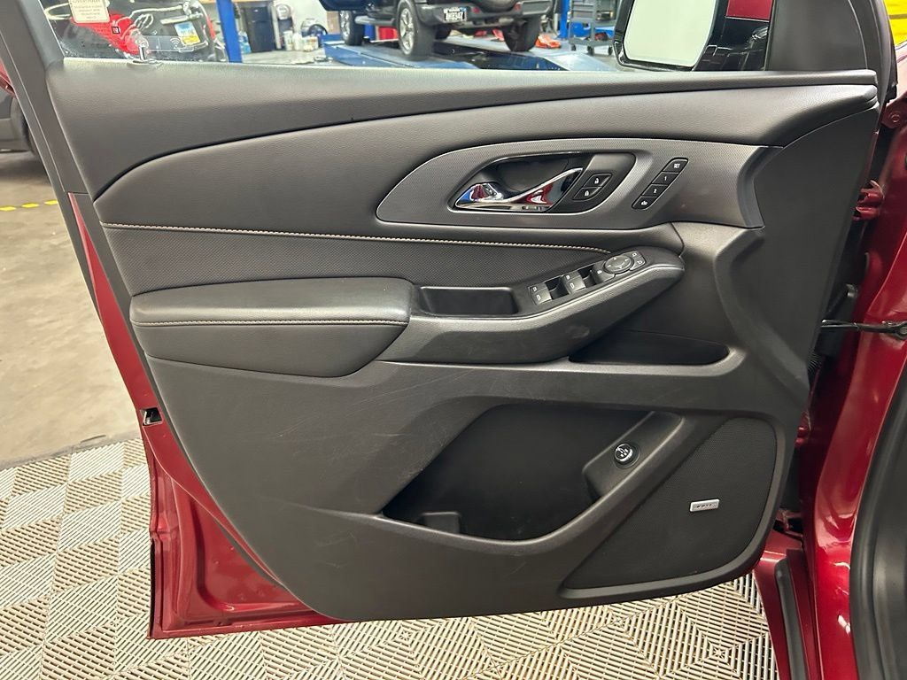 Used 2019 Chevrolet Traverse Premier w/ Driver Confidence II Package FWD image 9