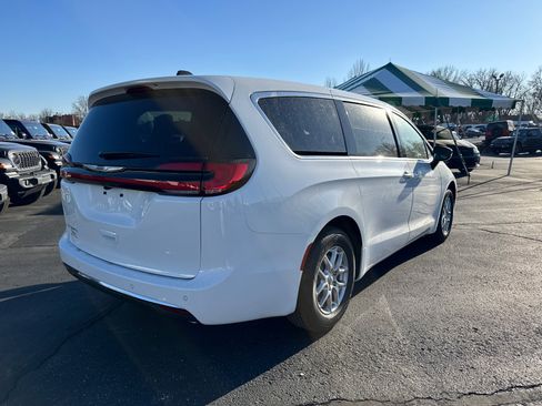 New 2026 Chrysler Pacifica Select image 5
