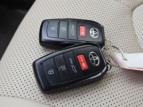 Used 2024 Toyota Highlander Platinum FWD image 38