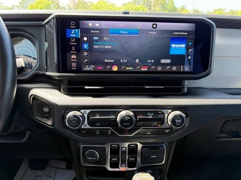 Used 2024 Jeep Gladiator Sport AWD/4WD image 18