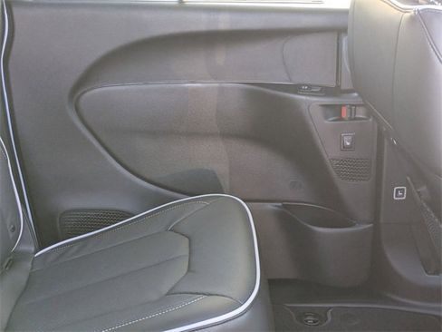 New 2026 Chrysler Pacifica Limited image 32