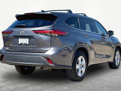 Used 2023 Toyota Highlander LE image 2