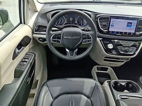 Used 2024 Chrysler Pacifica Touring-L FWD image 15
