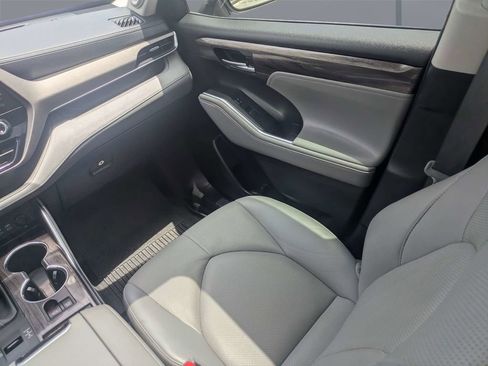 Used 2022 Toyota Highlander Limited FWD image 17