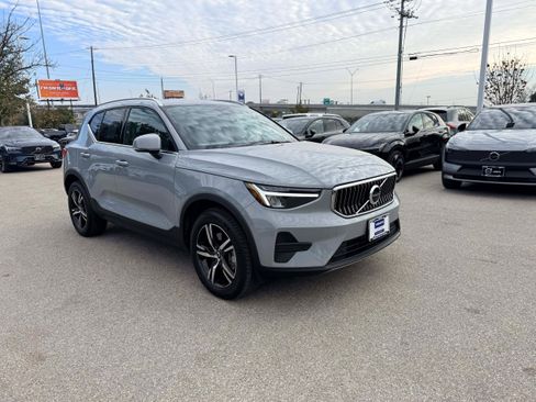 Certified 2025 Volvo XC40 B5 Core image 7