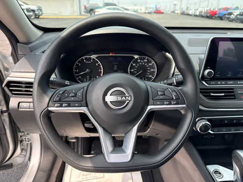 Used 2025 Nissan Altima 2.5 SV FWD image 14