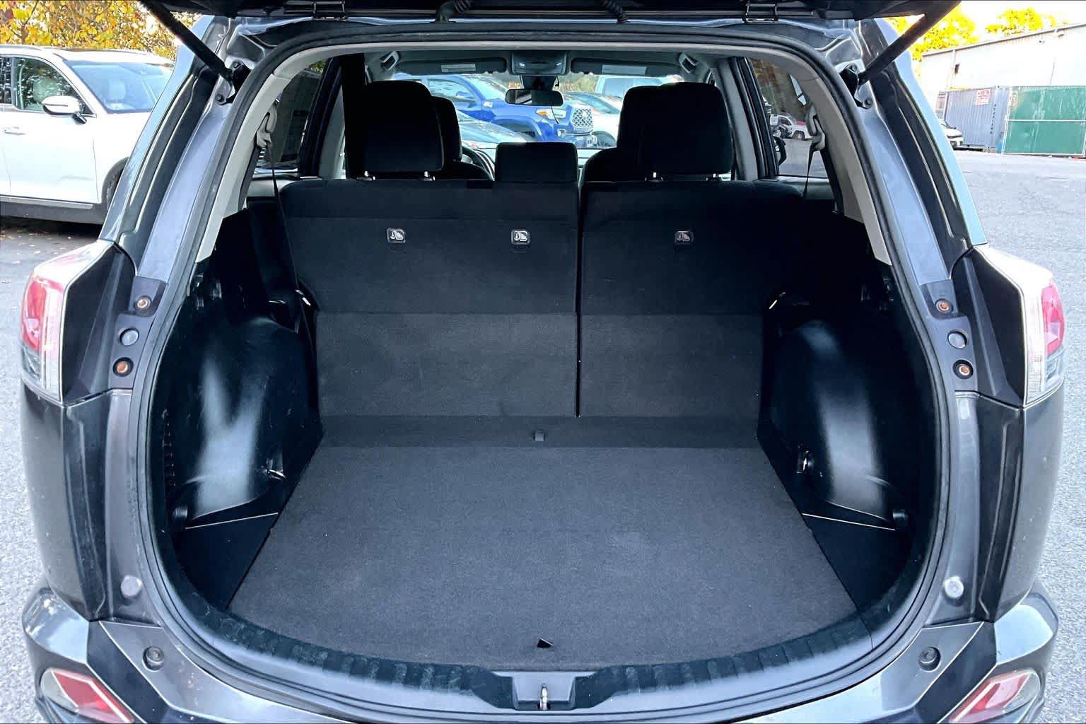 Used 2018 Toyota RAV4 LE w/ Carpet Mat Package AWD/4WD image 30