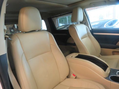 Used 2016 Toyota Highlander XLE FWD image 33