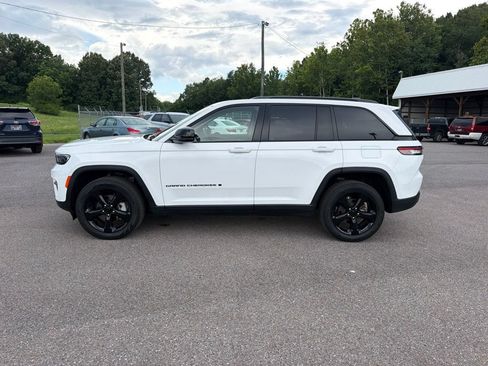 Used 2023 Jeep Grand Cherokee Limited w/ Black Appearance Package AWD/4WD image 6