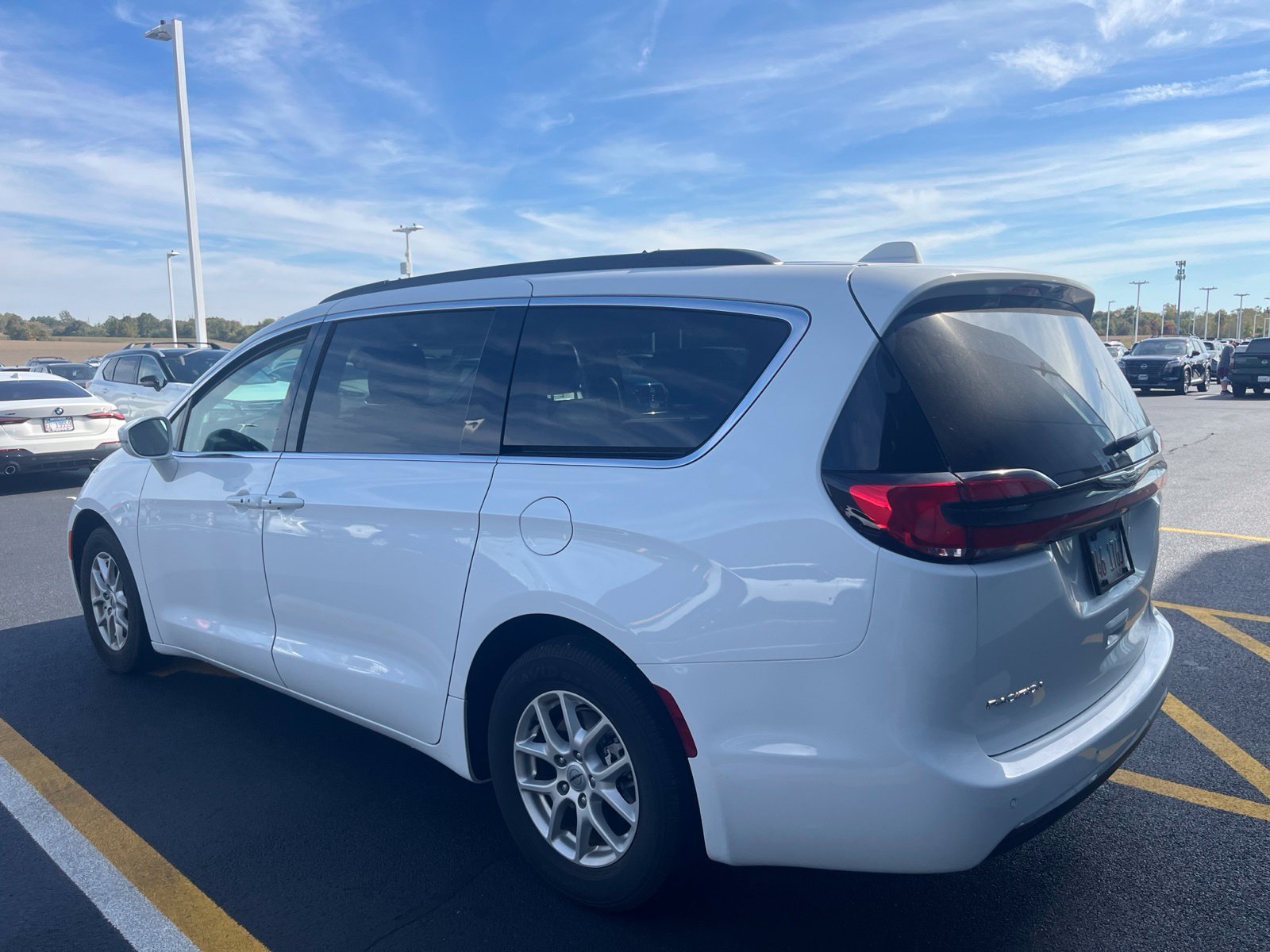 Used 2022 Chrysler Pacifica Touring-L FWD image 2