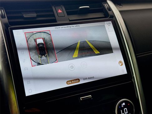 Used 2023 Land Rover Discovery Metropolitan Edition image 9