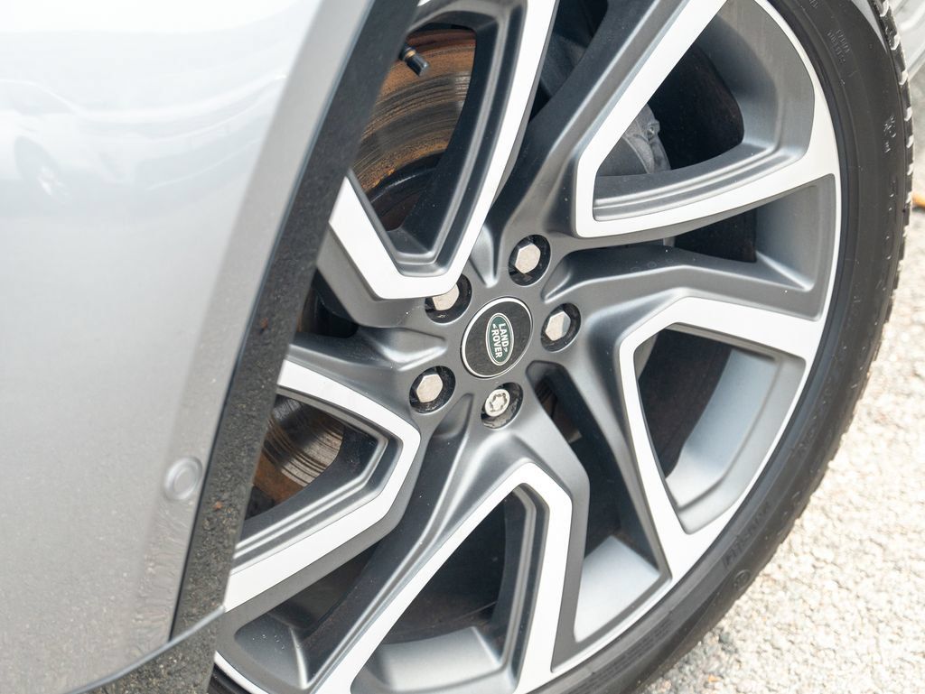 Used 2024 Land Rover Discovery Dynamic SE AWD/4WD image 9