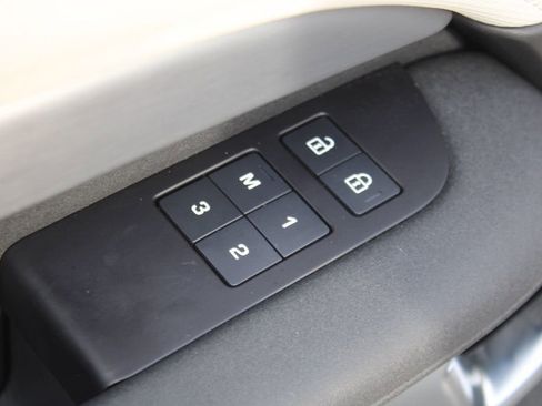 Certified 2025 Land Rover Discovery Dynamic SE image 15