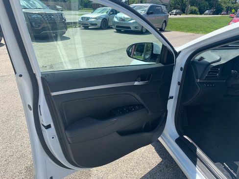 Used 2020 Hyundai Elantra Limited w/ Cargo Package (C1) FWD image 9