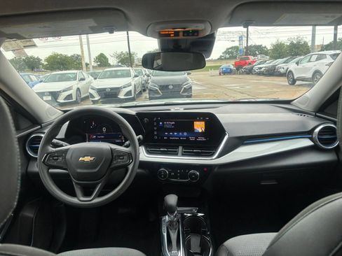 Used 2025 Chevrolet Trax LT FWD image 31