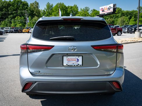 Used 2023 Toyota Highlander XLE FWD image 8