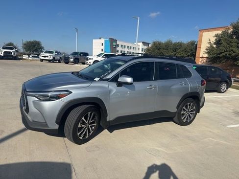 Used 2024 Toyota Corolla Cross XLE image 7