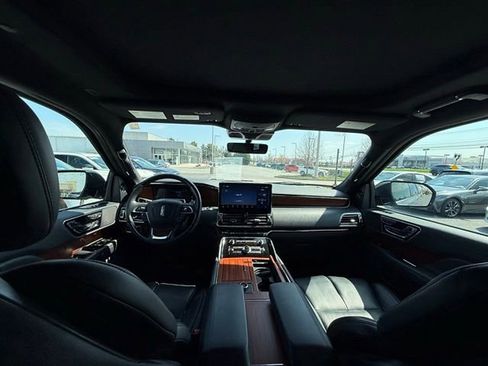 Used 2024 Lincoln Navigator Reserve image 2