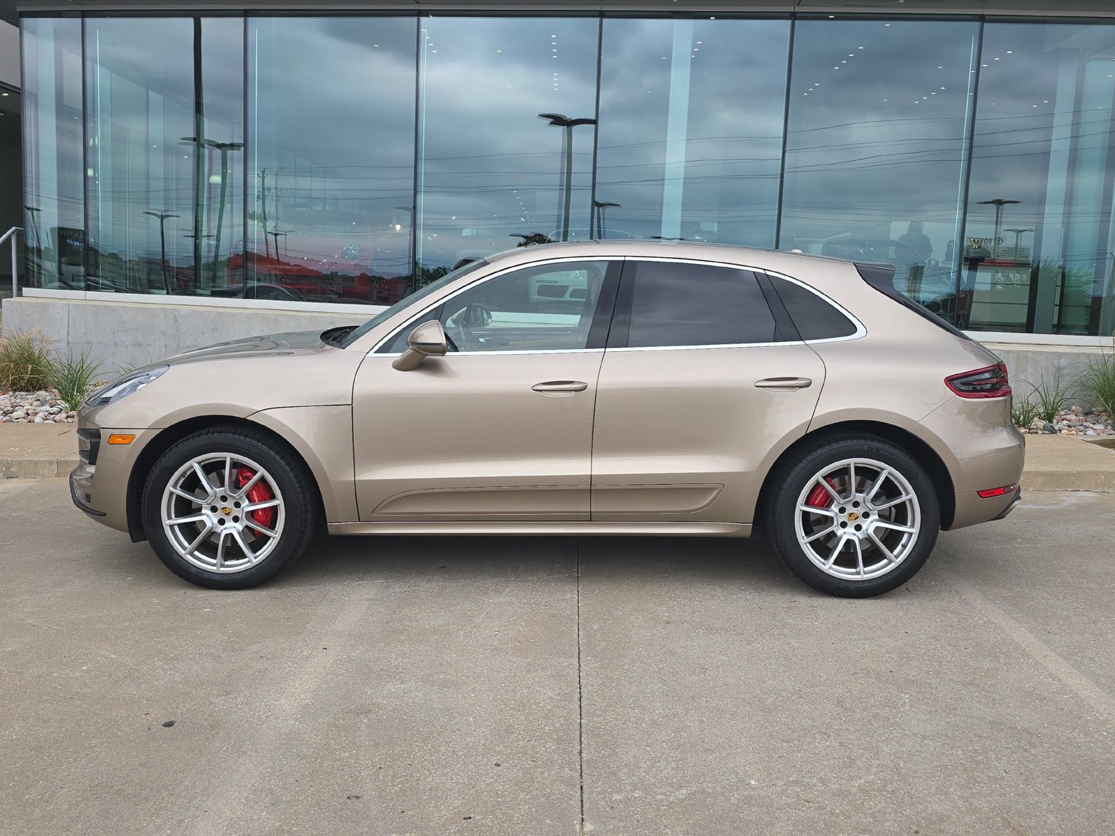 Used 2017 Porsche Macan Turbo AWD/4WD image 2