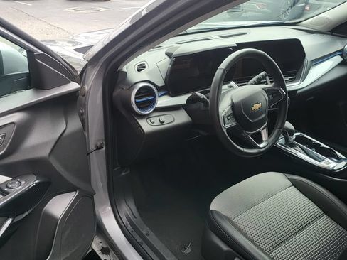 Used 2025 Chevrolet Trax LT w/ LT Convenience Package FWD image 3