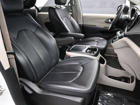 Used 2023 Chrysler Pacifica Touring-L FWD image 46