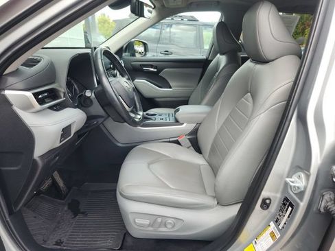 Used 2022 Toyota Highlander XLE AWD/4WD image 15