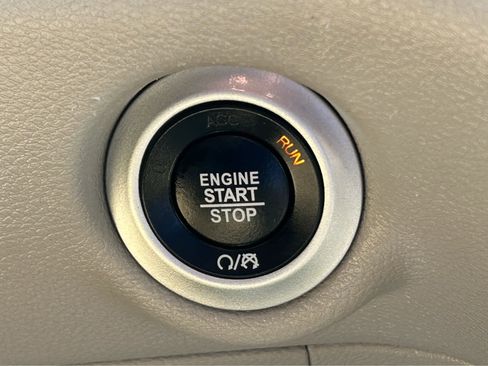 Used 2023 Chrysler Pacifica Touring-L FWD image 31
