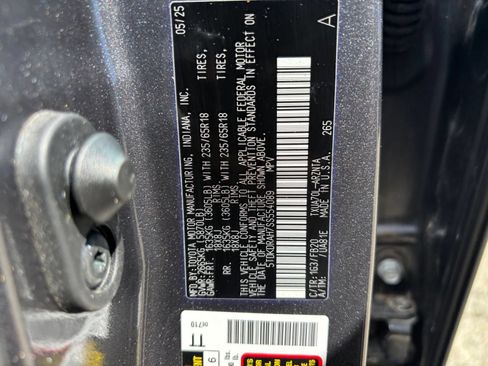 Used 2025 Toyota Highlander LE FWD image 31