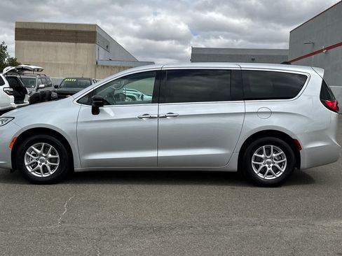 Used 2024 Chrysler Pacifica Touring-L FWD image 9