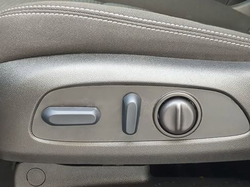 Used 2023 GMC Terrain SLE w/ Driver Convenience Package image 16