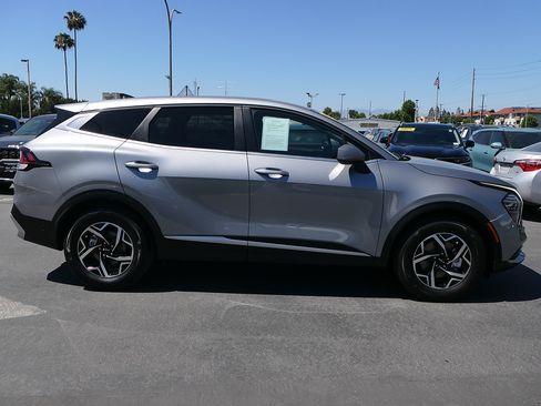 Used 2025 Kia Sportage LX FWD image 2