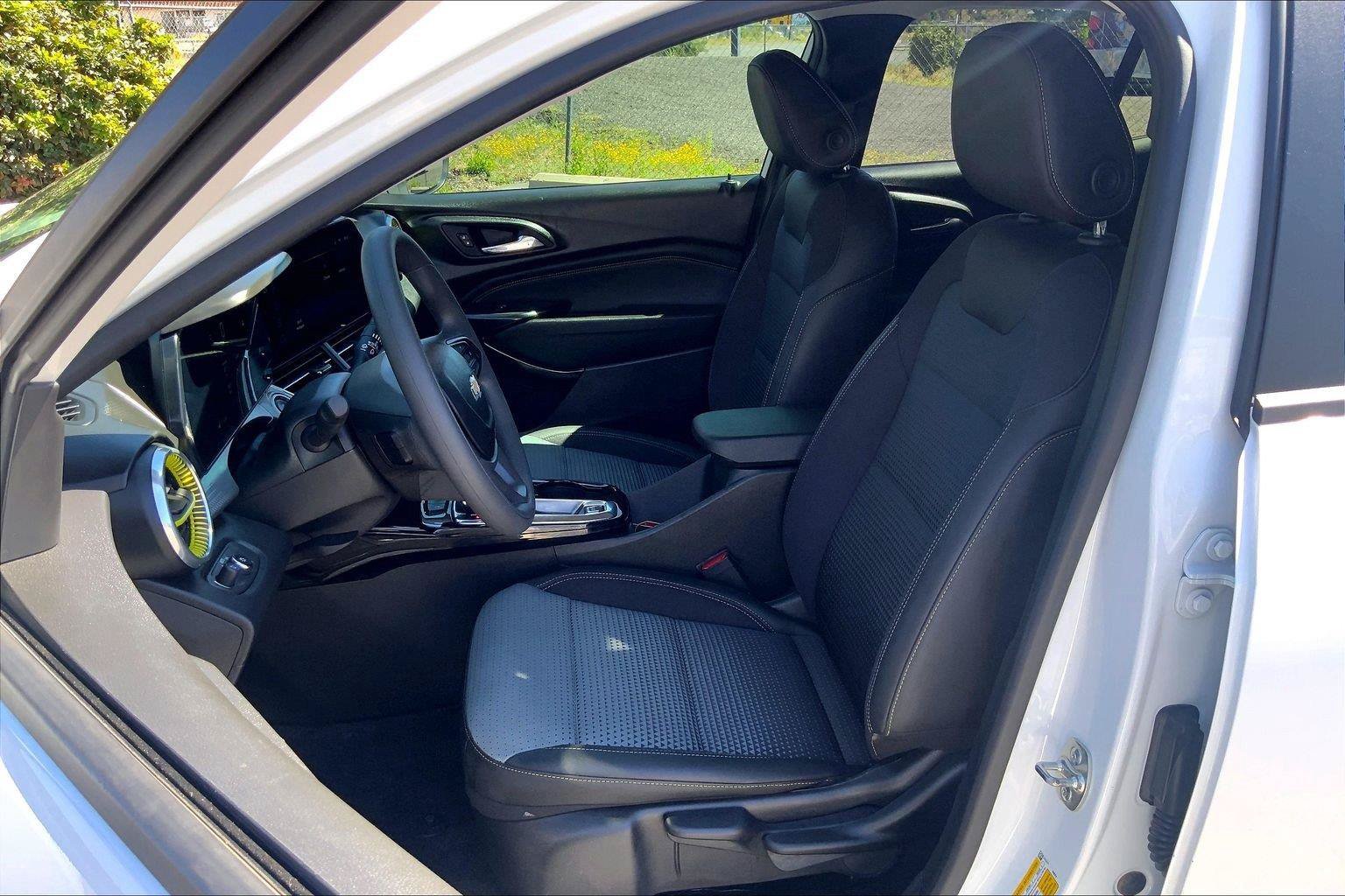 Used 2026 Chevrolet Trax LT FWD image 25