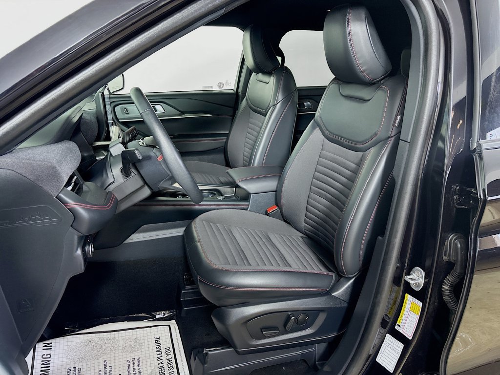 Used 2025 Ford Explorer ST-Line w/ ST-Line Street Pack AWD/4WD image 11