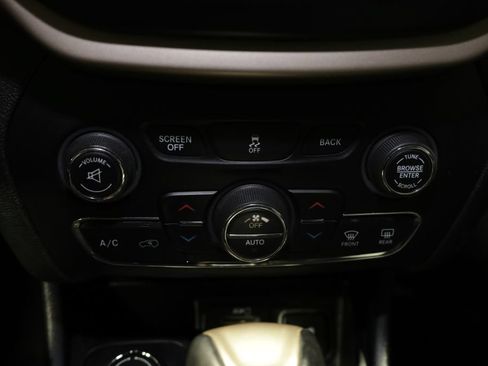 Used 2018 Jeep Cherokee Limited AWD/4WD image 38