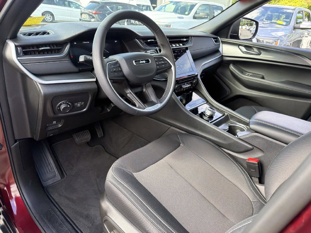 Used 2025 Jeep Grand Cherokee Laredo X AWD/4WD image 20
