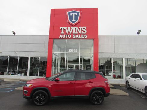Used 2020 Jeep Compass Latitude FWD image 1