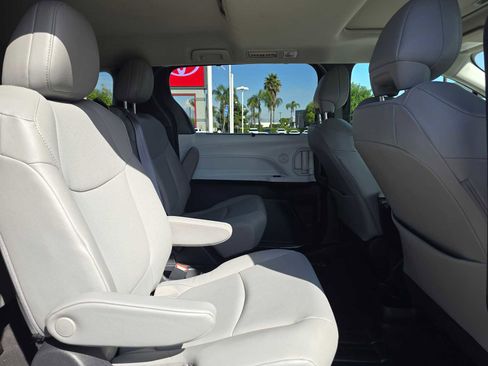Used 2025 Toyota Sienna XLE image 12