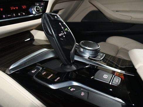 Used 2020 BMW 530i w/ Premium Package RWD image 37