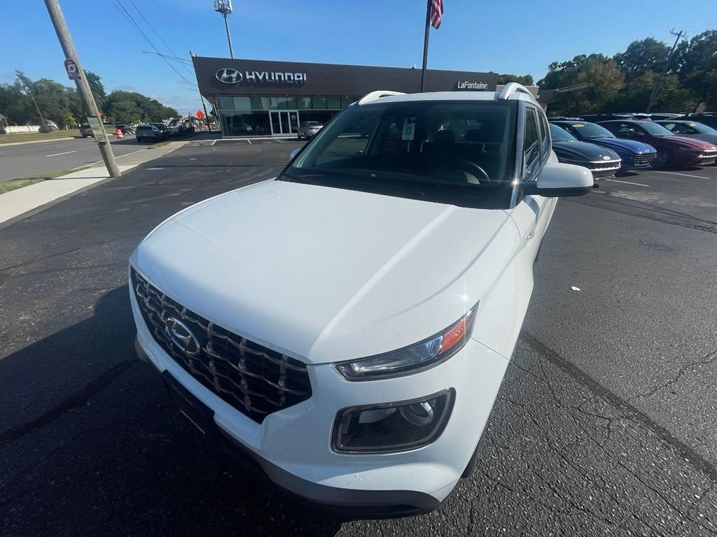 Used 2025 Hyundai Venue SEL FWD image 1