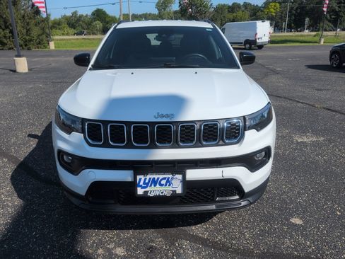 Used 2024 Jeep Compass Latitude AWD/4WD image 9