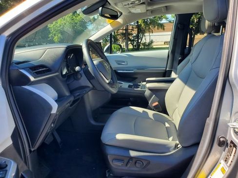 Certified 2025 Toyota Sienna XLE FWD image 18