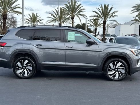 Used 2025 Volkswagen Atlas SE image 2