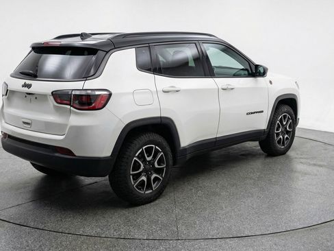 Used 2025 Jeep Compass Trailhawk AWD/4WD image 9