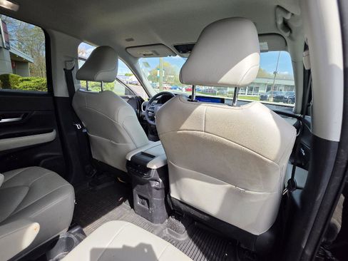 Used 2024 Toyota Grand Highlander XLE AWD/4WD image 22