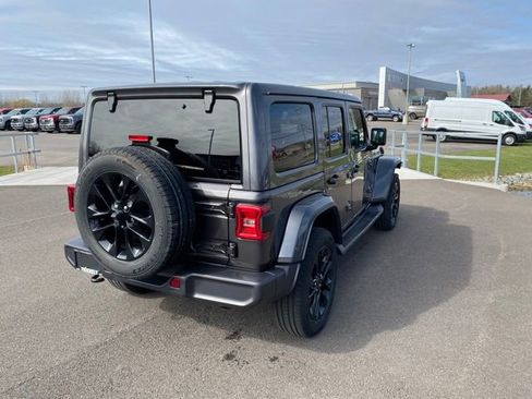 Used 2025 Jeep Wrangler Unlimited Sahara AWD/4WD image 5