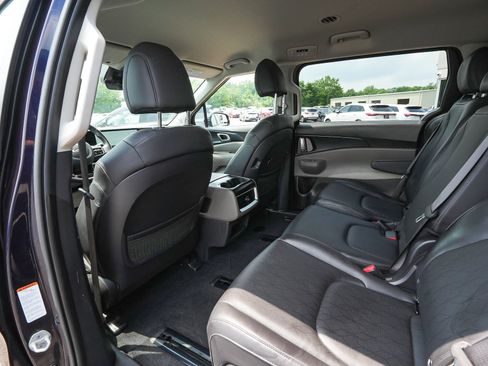 Used 2025 Kia Carnival FWD image 37