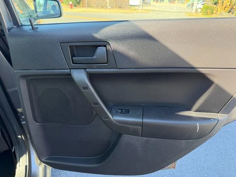 Used 2009 Ford Focus SE image 25