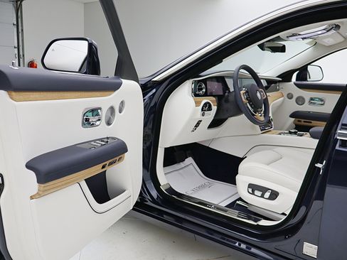 Used 2025 Rolls-Royce Ghost AWD/4WD image 48