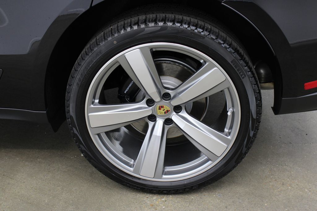 Certified 2025 Porsche Macan AWD/4WD image 13