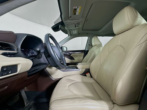 Used 2021 Toyota Highlander Limited FWD image 13
